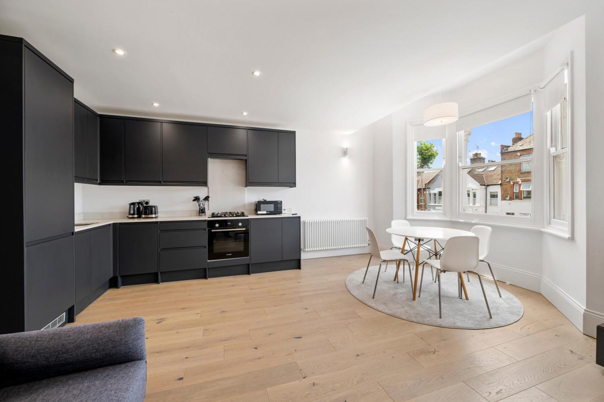 Spacious Earlsfield Apartment London